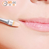嘴角常受摩擦或乾燥問題導致色素沉澱，可依唇形塗抹遮瑕膏。