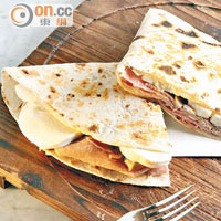 Piadina di Prosciutto Cotto $88<br>薄薄的餅內有Ferrarnini出品的Prosciutto Cotto、Mozzarella Cheese和蘑菇，是意國Romagna當地的傳統美食。