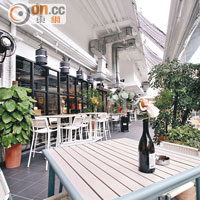 超長的半露天花園長廊，甚有歐洲Side-walk Café感覺。