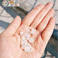 鹽粒經過晾曬後結晶，質地堅硬，粒粒都比手指甲要大。
