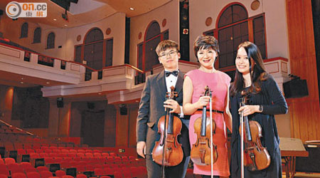鍾耀樟同學（左）與李敏婷同學（右）對於能與國際級小提琴演奏家姚珏同台演出，均表示獲益良多，此經歷更是難以忘懷。