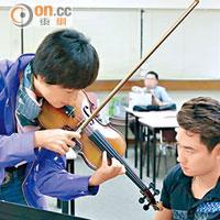 姚珏親身指導理大的同學，協助他們提升音樂造詣。