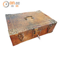 圖中的旅行文具箱是路易十四的隨身之物，箱上飾有皇冠的L圖案。