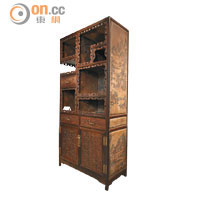 紫檀木櫃是中國常見家具之一，惟背後繪有黑漆圖案裝飾，實屬少見。