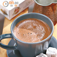 土耳其咖啡配軟糖 $35 <BR>用軟糖伴咖啡，這種獨特的配搭在土耳其相當受歡迎。店主不但選用家鄉出品的咖啡豆和軟糖沖泡咖啡，更以傳統工具沖製帶來正宗風味，值得一試。