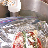 在煲內注滿水，放入Nomiku調校水溫至攝氏58度，將牛扒放進熱水慢煮2小時。