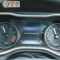 雙圈式儀錶板中央設有7吋彩色屏幕，可顯示不同行車資訊。