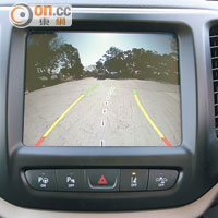 中控台頂的8.4吋輕觸操控屏幕，對應Parkview泊車鏡頭。