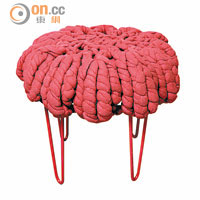 場內焦點<br>Ronel Jordaan南非「羊」貨<br>紅色羊毛座椅Daisy Stool，設計獨特兼搶眼。$4,376