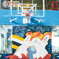 籃球場四周噴滿塗鴉，營造街頭感覺。