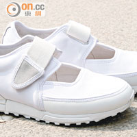 曾繁宇設計的鞋履是傳統日式涼鞋與現代波鞋的混合體。