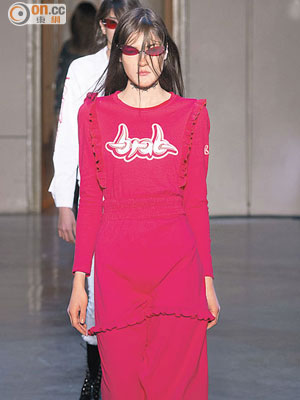 GROUND-ZERO × b+ab系列，這襲紅色及膝裙，線條簡約，裙身加上荷葉邊，不失少女味。