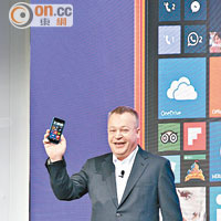 由Microsoft Devices Group執行副總裁Stephen Elop主持發布會。
