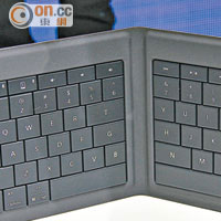 同場加映<br>Universal Foldable Keyboard顧名思義可對摺收埋，並支援藍芽4.0技術，預計7月上市。