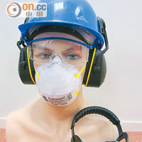 於高噪音環境下工作，必須佩戴護耳罩，好好保護耳朵。