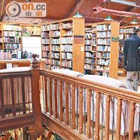 最大的書店樓高3層，放滿不同類型的書刊，走進店內有置身圖書館之感。