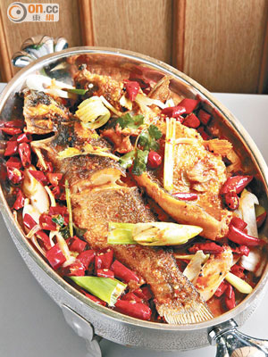 重慶烤魚 $138 <BR>香鍋里辣的特色小菜，用四川香料醃製的原條魽魚保留鮮甜魚香，同時又麻香十足，散發着正宗川菜風味。