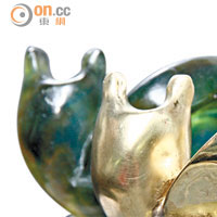 陸換芝分別利用銅和玻璃鑄造的雕塑作品《蝸牛》，探討人和壓力的關係。