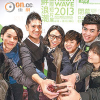 課程學生鄭俊豪同學（左四）曾於「鮮浪潮2013—國際短片展」奪得學生組的最佳攝影獎。