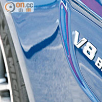 前輪拱後方加上「V8 BITURBO」飾牌，表明高性能的身份。