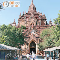 約50米高的悉隆敏羅塔寺其外圍布滿了浮雕及小塔尖，宏偉華麗。