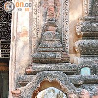 寺廟的外牆布滿了精細的浮雕，密集及精細程度在蒲甘實屬少見。