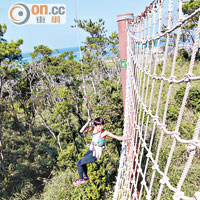由15米高的望台飛盪至對面的大繩網，心血少啲都嚇餐懵！ 