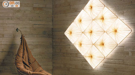 Satala Hammock（左）<br>造型簡潔，只需要兩個支點，適合大部分家居使用，再配合壁燈Forever（右）散發出的柔和燈光，洋溢溫暖感覺。
