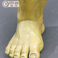 腳掌採用一件過啤膠設計，沒有關節未夠自然。