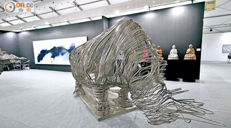 《Captured Rhino》 <br>巨型的犀牛活現於場內，非常吸睛，乃中國藝壇新星Li Hui的雕塑作品。