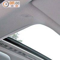推廣期內出車免費升級電動天窗，大大提升車廂開揚感。