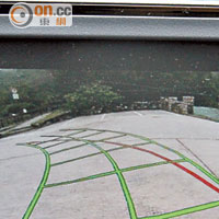 中控台上方屏幕可接駁後泊車鏡頭，使泊車更方便。