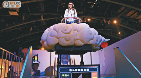 觔斗雲是展區的重點項目，只要腦電波夠平靜，便能使其上升。