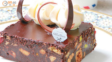 皇室朱古力脆餅蛋糕 $180<br>這是2011年威廉王子大婚時的指定蛋糕，朱古力蛋糕加了英式茶餅、紅莓和無花果乾等，特別有口感，表面加了兩朵英國國花白玫瑰花朱古力，更添浪漫。