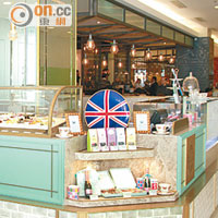 Café的餅櫃以品牌的代表色Tiffany Blue和銅色打造，低調簡約。