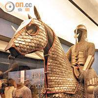 兵器廳收納了不同國家和時代的盔甲，見證人類文明的演變。