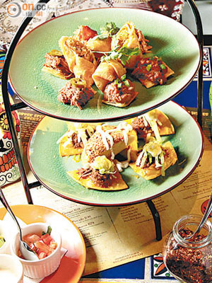 El Charro Sharing Platter $228<br>英式下午茶層架盛載着芝士雞肉炸卷、牛肉脆餅及雞肉脆餅，造型令人耳目一新。