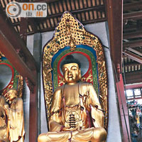 大雄寶殿內的大佛高15米，佛相莊嚴。