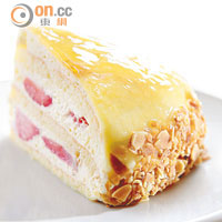 草莓班戟蛋糕 $48（c）<br>Crêpe Cake的變奏，底層換上了杏仁海綿蛋糕，抹上一層淡忌廉，再蓋上一層如麻糬般Q糯的Crêpe皮。