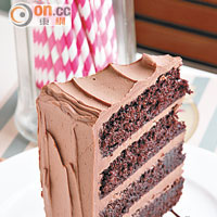 Chocolate Layer Cake $88 <BR>4層高的朱古力蛋糕賣相夠壓場，外層Butter Cream Icing有夠甜，因此內裏的朱古力蛋糕以可可粉焗製，以微苦中和甜膩。