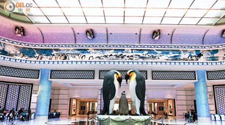 企鵝酒店以企鵝及極地作主題，大堂中央的親子企鵝雕像吸引最多住客拍照。
