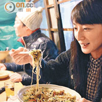 對日本料理頗有研究的日本村姑林慧美，也對燒拉麵讚不絕口。