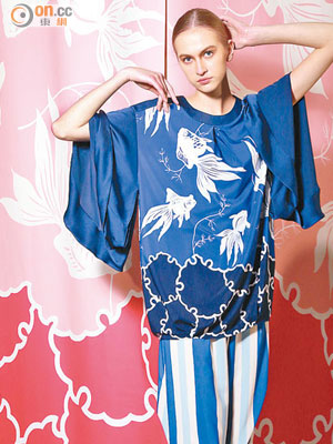 由日本祭典中出現的撈金魚遊戲為靈感，作為主要印花圖案，並運用藍、白柔和色調打造，長身上衣以圓領及寬闊手袖設計，將日本傳統與現代風格crossover。<br>藍白色上衣　$4,995<br>藍白色短褲　$4,395