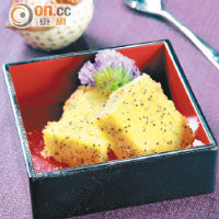 香橙罌粟子牛油蛋糕<br>是整個下午茶套餐中唯一一款沒有用綠茶製作的甜品，橙味蛋糕具平衡整個下午茶之效。