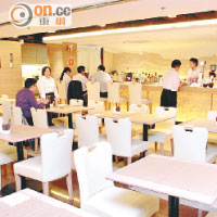 餐廳設計簡約，開揚的環境很啱和朋友來個下午茶閒聊。