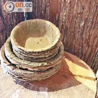 產自尼泊爾的葉碗，以當地常見的娑羅樹葉加上一根竹籤製成，屬當地的日常用品，可取代難被生物分解的膠碗和紙碗。$32~$48/30個 