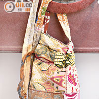 以蠟染技術製作的布袋，屬印尼傳統手工藝，原來Dora會不時前赴一些窮鄉僻壤入貨，以支持當地的手藝工業。$78