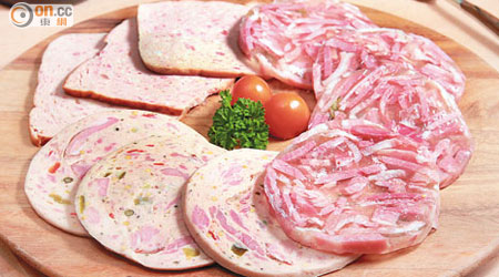 Gusteau's Hong Kong<br>（左前）火腿凍切 $14/100g、（左後）農夫肉卷 $14/100g、（右）豬啫喱凍切 $16/100g<br>火腿凍切加入三色椒、胡椒和牛仔肉，辣而有咬口。農夫肉卷用加拿大豬肉製作，滿滿的肉味。