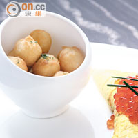 Caviar Omelet $148（f）<br>魚子醬奄列口感幼滑，嚴選最優質的鱘魚魚子醬入饌，色澤金黃、鮮味濃郁，加少許細香葱奶油調味已非常可口，伴碟的炸薯波亦做得香脆。