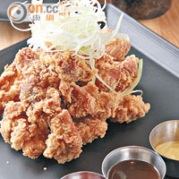 Korean Fried Chicken Balls $168 <br>雞肉外層卜卜脆，Juicy嫩滑，有4款醬汁供應，包括糖芥辣、豉油醬、辣椒醬以及鹽和胡椒，用來提味剛剛好。